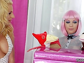 kinky girl playing with the tranny juliette stray