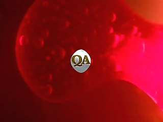 queen is falling...and showing all!